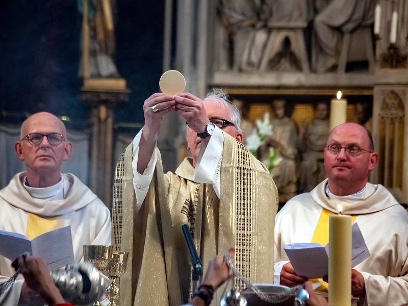 Eucharistievieringen op internet volgen