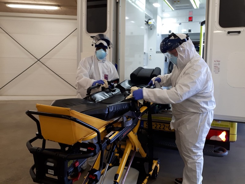 Priesterstudenten helpen met ontsmetten ambulances