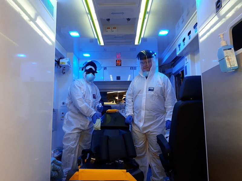 Priesterstudenten helpen met ontsmetten ambulances